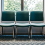 Uso di tappetini antiscivolo sotto le sedie in ambienti umidi