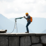 Uso sicuro di scale a pioli su superfici irregolari in cantieri temporanei